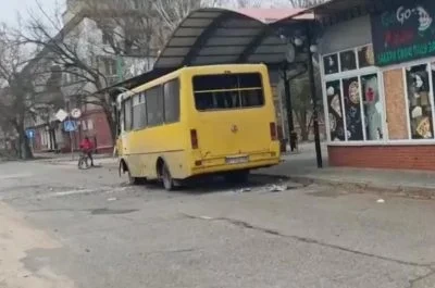 У Херсоні окупанти скинули вибухівку на пасажирський автобус: багато поранених