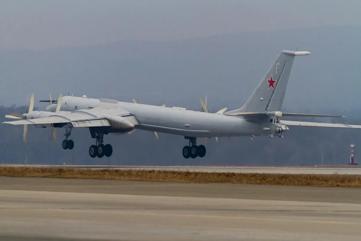 Російський Ту-142 виконав загадкову операцію поблизу кораблів НАТО: що він скидав у море